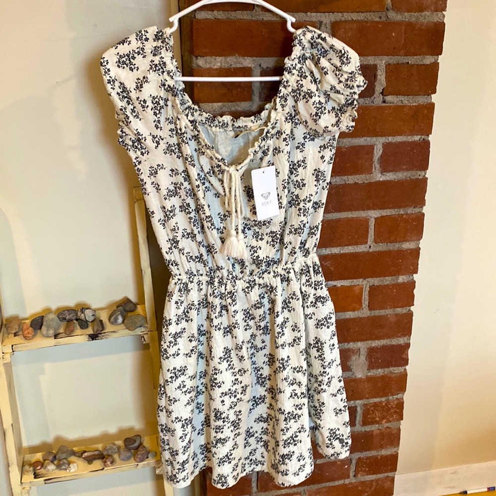 Roxy Dress NWOT~ Size Med~ Black & white floral short sleeve mini dress 👗